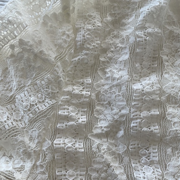 Stretchy lace crop top - Picture 2 of 3